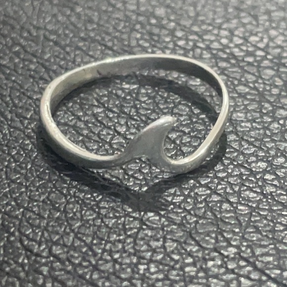 Sterling .925 OCEAN WAVE RING Sterling Silver Fine Jewelry Size 4.5 - Picture 1 of 4